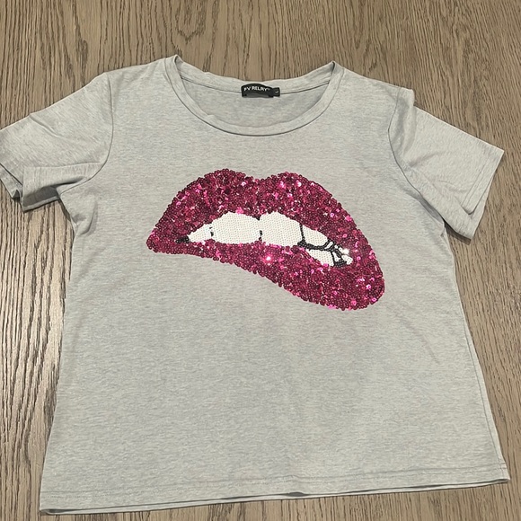 FV Relay Tops - Gray tee shirt with pink sequin lips size large